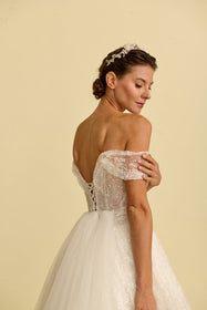 Load image into Gallery viewer, Akay kabarık prenses gelinlik modeli, hacimli tül etek ve zarif dantel detaylı romantik prenses kesim gelinlik
