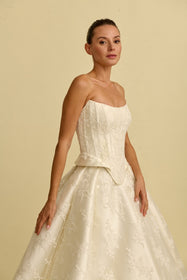 Görseli Galeri görüntüleyiciye yükleyin, Akay kabarık prenses gelinlik modeli, gösterişli kabarık etek ve romantik dantel detaylı bridal gown
