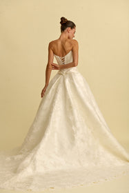 Görseli Galeri görüntüleyiciye yükleyin, Akay kabarık prenses gelinlik modeli, gösterişli kabarık etek ve romantik dantel detaylı bridal gown
