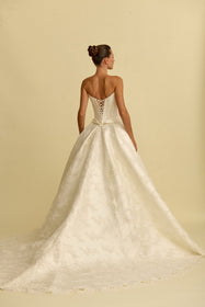 Görseli Galeri görüntüleyiciye yükleyin, Akay kabarık prenses gelinlik modeli, gösterişli kabarık etek ve romantik dantel detaylı bridal gown
