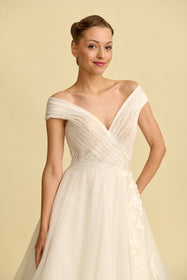 Görseli Galeri görüntüleyiciye yükleyin, Akay kabarık prenses gelinlik modeli, kabarık tül etek ve zarif hacimli gelinlik
