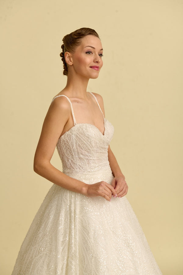 Akay kabarık prenses gelinlik modeli, ihtişamlı kabarık etek ve zarif üst detaylarıyla düğün gelinliği