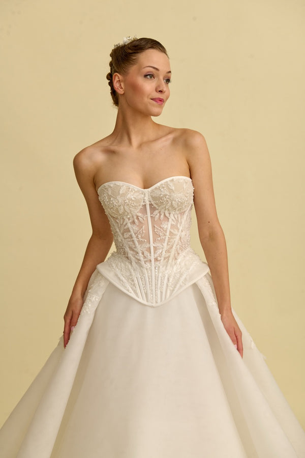 Akay prenses kesim kabarık gelinlik, gösterişli tül etekli ve dantel detaylı klasik bridal tasarım