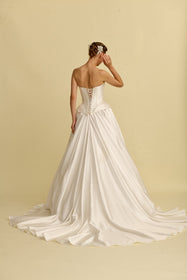 Görseli Galeri görüntüleyiciye yükleyin, Akay kabarık prenses gelinlik modeli, hacimli tül etek ve zarif dantel detaylı romantik prenses kesim gelinlik
