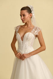 Görseli Galeri görüntüleyiciye yükleyin, Akay dantel detaylı kabarık prenses gelinlik modeli, hacimli tül etek ve zarif dantel detaylı romantik prenses kesim gelinlik
