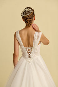 Load image into Gallery viewer, Akay kabarık prenses gelinlik modeli, hacimli tül etek ve zarif işli dantel detaylı romantik prenses kesim gelinlik
