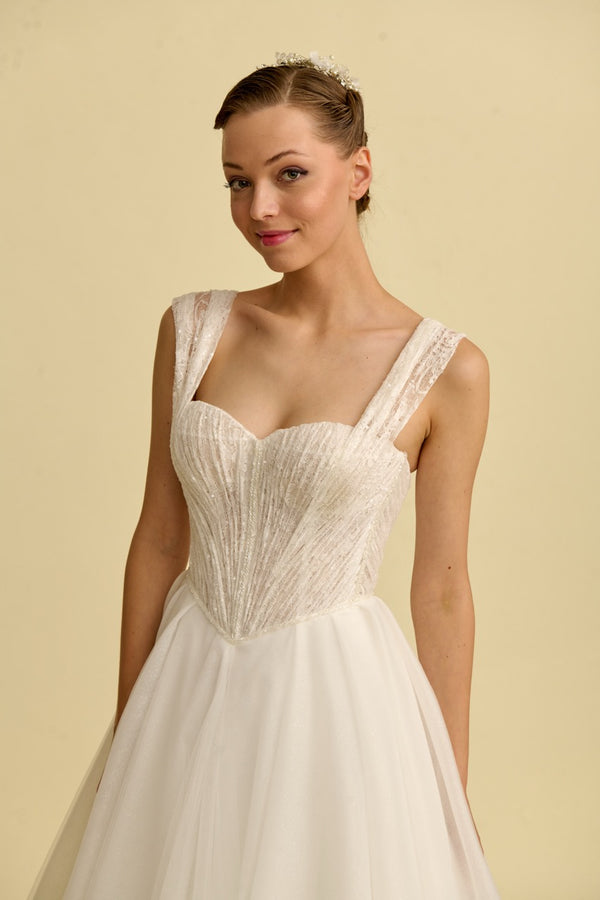 Akay kabarık prenses gelinlik modeli, hacimli tül etek ve zarif işli dantel detaylı romantik prenses kesim gelinlik