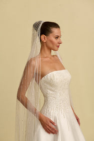 Görseli Galeri görüntüleyiciye yükleyin, Akay kabarık prenses gelinlik modeli, hacimli etek ve zarif işli detaylı romantik prenses kesim gelinlik
