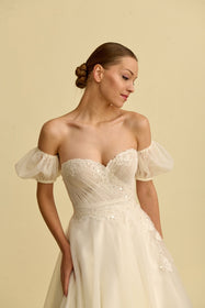 Görseli Galeri görüntüleyiciye yükleyin, Akay kabarık prenses gelinlik modeli, hacimli tül etek ve zarif detaylı romantik prenses kesim gelinlik
