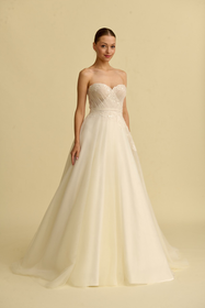 Görseli Galeri görüntüleyiciye yükleyin, Akay kabarık prenses gelinlik modeli, hacimli tül etek ve zarif detaylı romantik prenses kesim gelinlik
