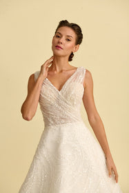 Görseli Galeri görüntüleyiciye yükleyin, Akay kabarık prenses gelinlik modeli, hacimli tül etek ve zarif işli dantel detaylı romantik prenses kesim gelinlik
