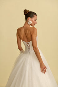 Load image into Gallery viewer, Akay kabarık prenses gelinlik modeli, hacimli tül etek ve zarif dantel detaylı romantik prenses kesim gelinlik
