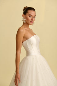 Load image into Gallery viewer, Akay kabarık prenses gelinlik modeli, hacimli tül etek ve zarif dantel detaylı romantik prenses kesim gelinlik
