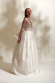 Görseli Galeri görüntüleyiciye yükleyin, Akay romantik prenses gelinlik, hacimli etek ve zarif işlemeli bridal couture model
