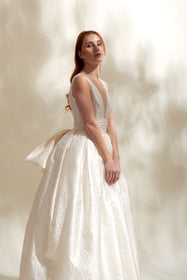 Görseli Galeri görüntüleyiciye yükleyin, Akay romantik prenses gelinlik, hacimli etek ve zarif işlemeli bridal couture model
