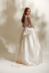 Görseli Galeri görüntüleyiciye yükleyin, Akay romantik prenses gelinlik, hacimli etek ve zarif işlemeli bridal couture model
