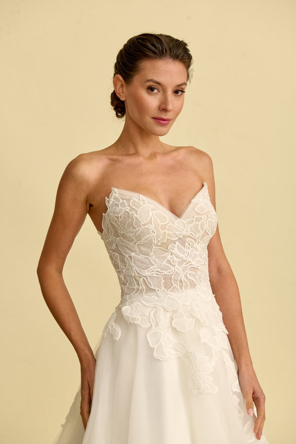 Akay romantik prenses straplez gelinlik, hacimli etek ve zarif işlemeli bridal couture model