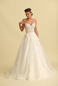 Görseli Galeri görüntüleyiciye yükleyin, Akay romantik prenses straplez gelinlik, hacimli etek ve zarif işlemeli bridal couture model
