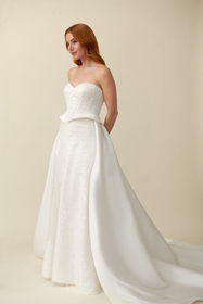 Görseli Galeri görüntüleyiciye yükleyin, Akay modern ışıltılı düz gelinlik tasarımı, zamansız ve zarif görünüm sunan sade çizgili şık düğün gelinliği modeli
