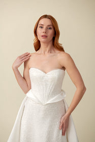 Görseli Galeri görüntüleyiciye yükleyin, Akay modern ışıltılı düz gelinlik tasarımı, zamansız ve zarif görünüm sunan sade çizgili şık düğün gelinliği modeli
