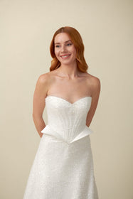 Görseli Galeri görüntüleyiciye yükleyin, Akay modern ışıltılı düz gelinlik tasarımı, zamansız ve zarif görünüm sunan sade çizgili şık düğün gelinliği modeli
