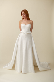 Görseli Galeri görüntüleyiciye yükleyin, Akay modern ışıltılı düz gelinlik tasarımı, zamansız ve zarif görünüm sunan sade çizgili şık düğün gelinliği modeli
