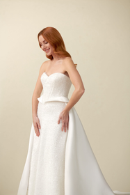 Görseli Galeri görüntüleyiciye yükleyin, Akay modern ışıltılı düz gelinlik tasarımı, zamansız ve zarif görünüm sunan sade çizgili şık düğün gelinliği modeli
