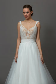 Görseli Galeri görüntüleyiciye yükleyin, Akay kabarık prenses gelinlik modeli, ihtişamlı kabarık etek ve zarif üst detaylarıyla düğün gelinliği
