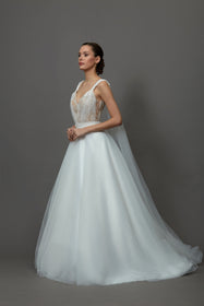 Görseli Galeri görüntüleyiciye yükleyin, Akay kabarık prenses gelinlik modeli, ihtişamlı kabarık etek ve zarif üst detaylarıyla düğün gelinliği
