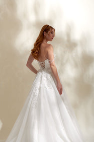 Görseli Galeri görüntüleyiciye yükleyin, Akay kabarık prenses gelinlik modeli, hacimli tül etek ve romantik dantel detaylarıyla tasarlanmış gösterişli prenses kesim düğün gelinliği
