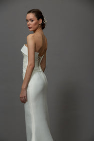 Load image into Gallery viewer, Akay balık gelinlik modeli, modern ve zarif straplez detaylarıyla düğün gelinliği
