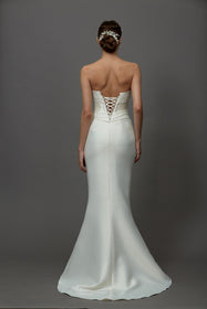 Load image into Gallery viewer, Akay balık gelinlik modeli, modern ve zarif straplez detaylarıyla düğün gelinliği
