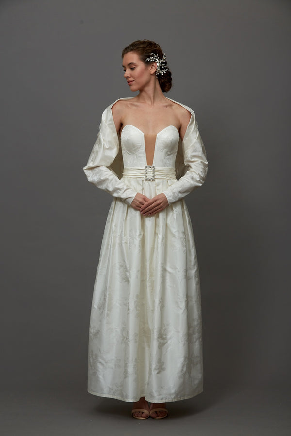 Akay straplez düz kesim gelinlik modeli, modern ve zarif detaylarıyla düğün gelinliği