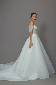 Load image into Gallery viewer, Akay prenses straplez yaka kesim kabarık gelinlik, incili tül dantel detaylı klasik bridal tasarım
