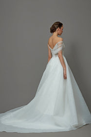 Load image into Gallery viewer, Akay prenses straplez yaka kesim kabarık gelinlik, incili tül dantel detaylı klasik bridal tasarım

