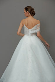 Load image into Gallery viewer, Akay prenses straplez yaka kesim kabarık gelinlik, incili tül dantel detaylı klasik bridal tasarım
