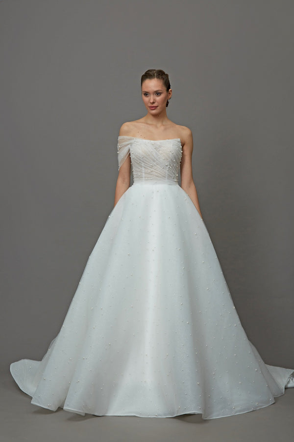 Akay prenses straplez yaka kesim kabarık gelinlik, incili tül dantel detaylı klasik bridal tasarım