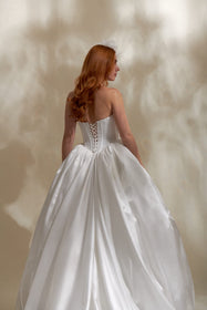 Görseli Galeri görüntüleyiciye yükleyin, Akay prenses model gelinlik, kabarık saten etekli gösterişli düğün gelinliği tasarımı
