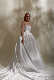 Görseli Galeri görüntüleyiciye yükleyin, Akay prenses model gelinlik, kabarık saten etekli gösterişli düğün gelinliği tasarımı
