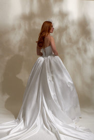 Görseli Galeri görüntüleyiciye yükleyin, Akay prenses model gelinlik, kabarık saten etekli gösterişli düğün gelinliği tasarımı
