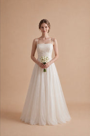 Load image into Gallery viewer, AKAY Gelinlik kare yaka ince askılı inci detaylı A kesim tül gelinlik modeli, romantik ve modern bridal tasarım.

