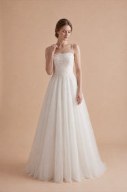Load image into Gallery viewer, AKAY Gelinlik kare yaka ince askılı inci detaylı A kesim tül gelinlik modeli, romantik ve modern bridal tasarım.
