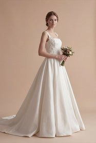 Load image into Gallery viewer, AKAY Gelinlik kabarık prenses gelinlik modeli. Kare yaka detaylı, saten etekli ve dantel işlemeli üst bedene sahip romantik couture bridal tasarım
