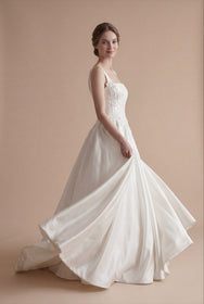 Load image into Gallery viewer, AKAY Gelinlik kabarık prenses gelinlik modeli. Kare yaka detaylı, saten etekli ve dantel işlemeli üst bedene sahip romantik couture bridal tasarım
