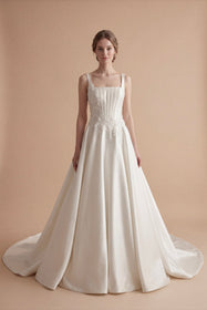 Load image into Gallery viewer, AKAY Gelinlik kabarık prenses gelinlik modeli. Kare yaka detaylı, saten etekli ve dantel işlemeli üst bedene sahip romantik couture bridal tasarım
