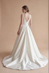 Load image into Gallery viewer, AKAY Gelinlik kabarık prenses gelinlik modeli. Kare yaka detaylı, saten etekli ve dantel işlemeli üst bedene sahip romantik couture bridal tasarım
