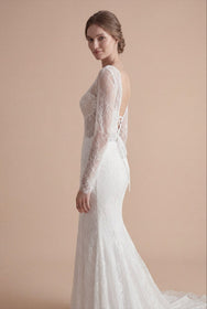 Load image into Gallery viewer, AKAY Gelinlik uzun kollu balık kesim dantel gelinlik modeli, transparan kollu ve derin V yaka detaylı romantik couture bridal tasarım.
