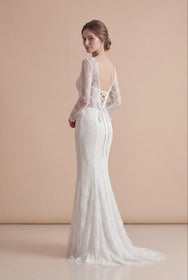 Load image into Gallery viewer, AKAY Gelinlik uzun kollu balık kesim dantel gelinlik modeli, transparan kollu ve derin V yaka detaylı romantik couture bridal tasarım.
