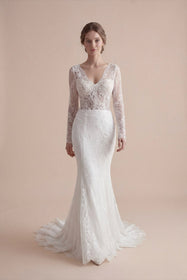 Load image into Gallery viewer, AKAY Gelinlik uzun kollu balık kesim dantel gelinlik modeli, transparan kollu ve derin V yaka detaylı romantik couture bridal tasarım.

