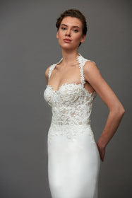 Görseli Galeri görüntüleyiciye yükleyin, Akay balık gelinlik modeli, romantik siluetli klasik gelinlik tasarımı
